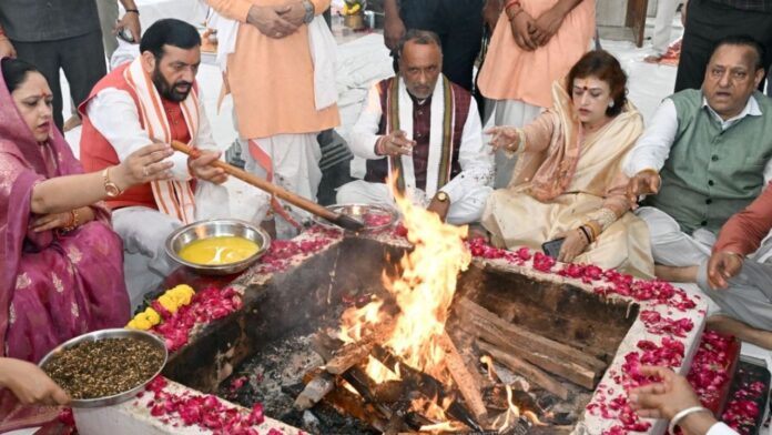 The Chief Minister along with his wife visited Mata Mansa Devi on the first day of Navratri and sought her blessings.